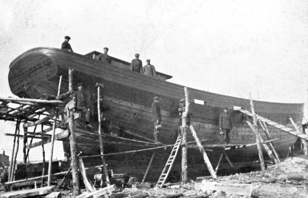 Vad som sedan hände med dem under och efter andra världskriget ofta okänt. Den i Spithamn 1925/26 byggda skutan Hoppet, med Mathias Schönberg som båtmästare, såldes redan 1928 till Finland.