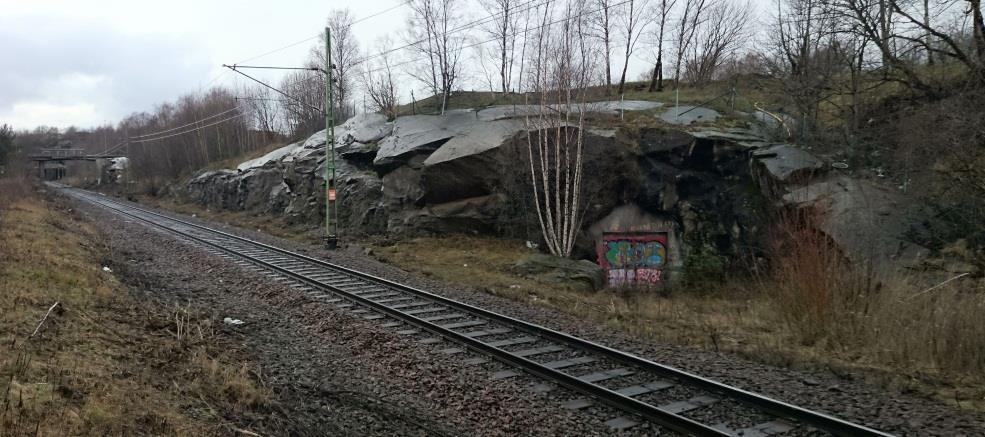 Medelbrant slag sm lutar ut mt järnvägen.