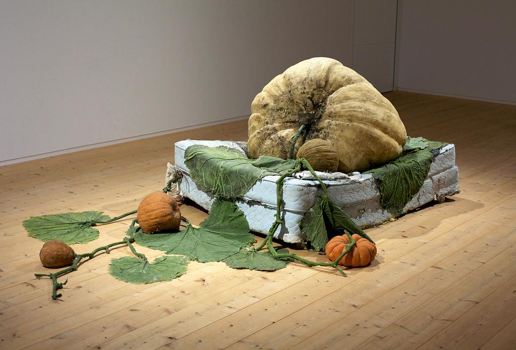ROLAND PERSSON Roland Persson Mother, ca 5 x 2,8 x 1,7 m, gjuten infärgad silikon, 2009.