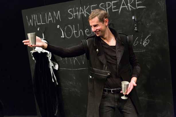 Foto: Martin Skoog Othello Vem är bärare av sanningen? Hur sann är den kollektiva sanningen? Hur blir en lögn en vedertagen sanning? För över 400 år sedan skrev William Shakespeare pjäsen Othello.