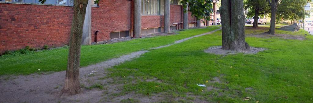 skolans stora entréhall. Bebyggelsen och tegelmurar runt skoltorget skapar ett tydligt torgrum.