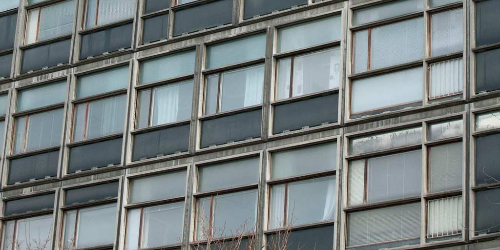 Höghusets fasader är icke bärande och långsidorna delas upp i ett rutnätsliknande struktur, där varje bjälklag är synlig genom horisontella betongelement.
