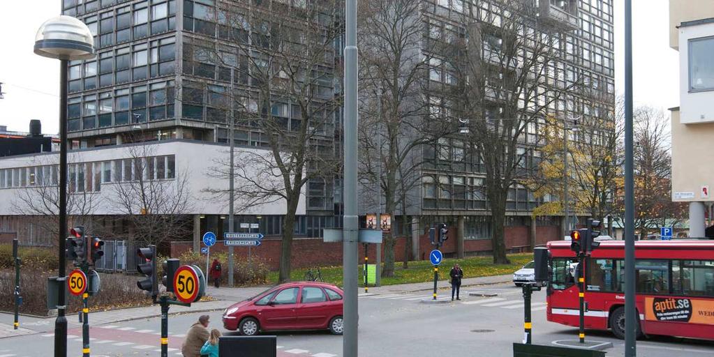 Utskjutande från fasaderna finns några balkonger av betong vilka markerar gemensamma utrymmen inuti byggnaden ut mot det fria.