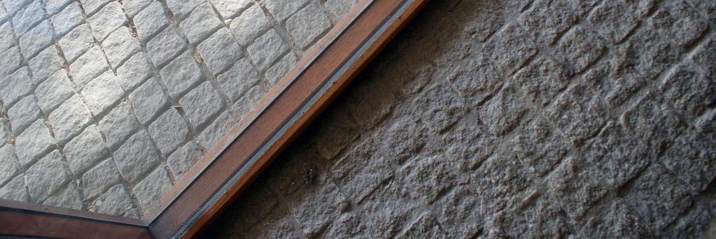 Bröstningar och fyllningar i utfackningselement av emaljerade glas i fasad samt linjeglas i ursprungliga fönsterbågar av fernissad teak.