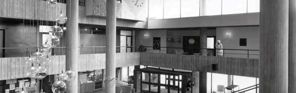 Även butiker fanns mot Sankt Göransgatan, där mycket ursprunglig fast inredning finns kvar. Från entréhallen finns en fristående trappa upp mot plan 200 där det fanns bl.a. expedition, bibliotek, och restaurang.