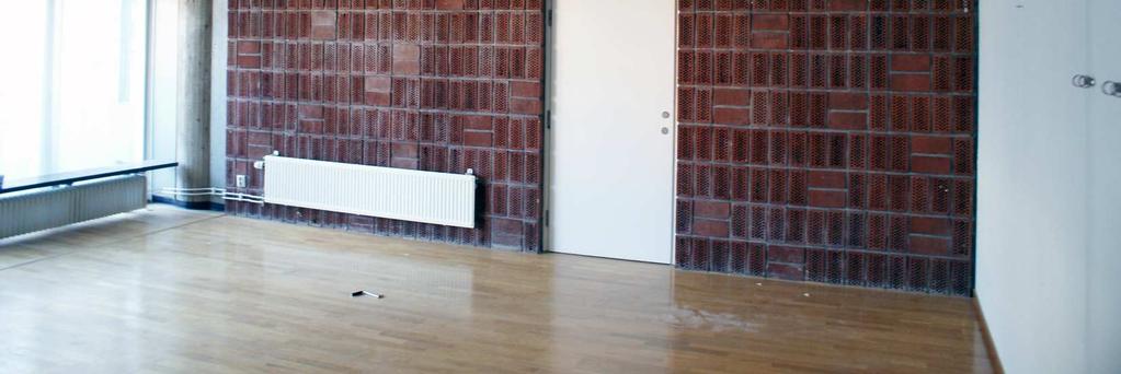 Den centralt placerade korridoren och kommunikationsutrymmen mellan lärosalarna har en gemensam utformning med bärande element