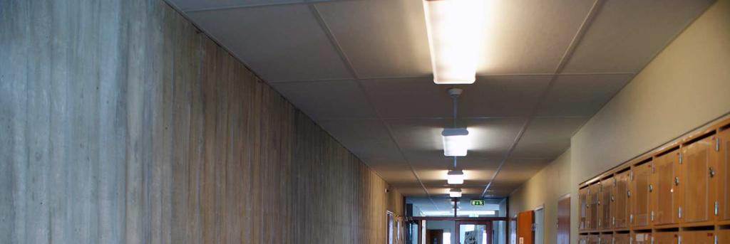 den centrala väggen) och linoleum golv och fönster endast i anslutning till trapphusen och vid korridorens slut.