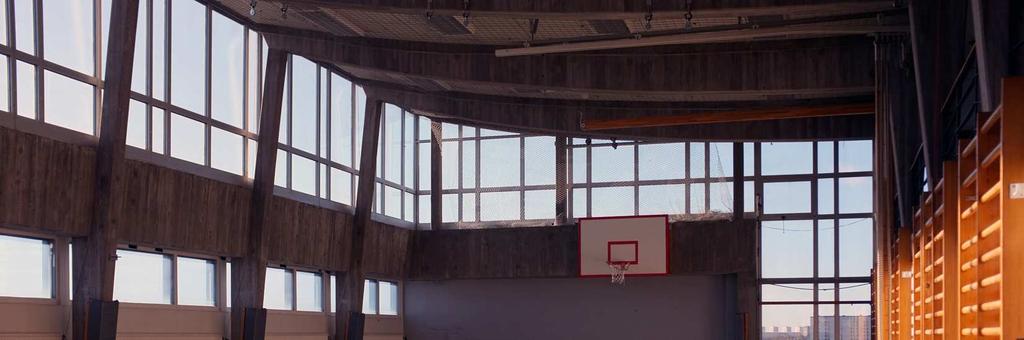 SID 16 (39) På det överstå våningen finns en gymnastiksal med stora glaspartier och