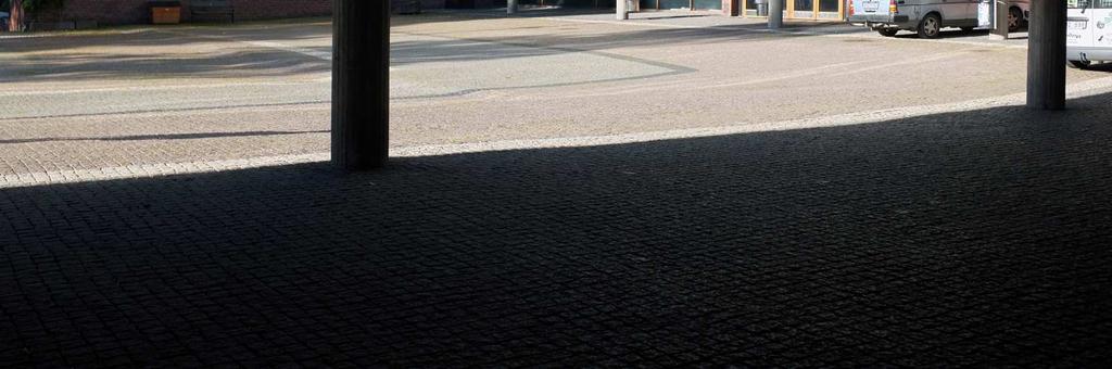 Från Sankt Göransgatan passerar man under låghuset vilket öppnas upp mot