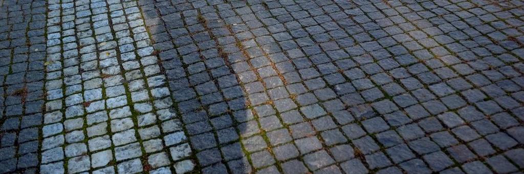 set. T.h. öppning från låghuset mot torget och huvudentrén.