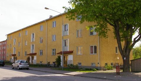 Gatufasaden på Prästgårdsgatan 8 F Fastighetsskötsel trädgård, byggnader och inventarier samt snöröjning sköts på entreprenad av Upplands BoService.