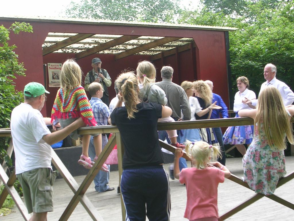 Full fart på dansgolvet! Grillmästaren i aktion! Den 3 september tjuvstartade vi terminen med lite annorlunda square dans. Det var square games och hexagon som Sven rutinerat instruerade oss i.