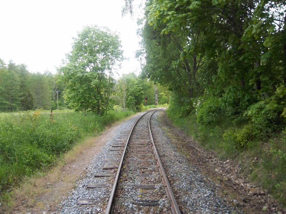 in inför plankorsningen. Kontroll görs även av när förare, från samma riktning, ser kastljusen vid plankorsningen. Avståndet stegas och uppgår till 65 meter.