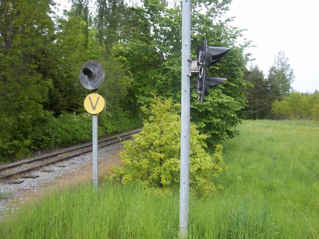 Södersida med sikt åt höger mot Lenna station. Sikten är cirka 15 meter.
