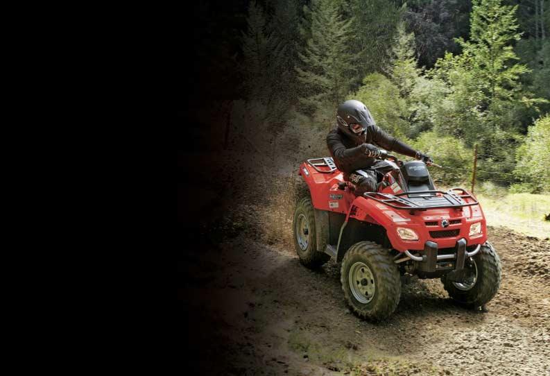 OUTLANDER 800 H.O. EFI Byggd från grunden för att vara den mest innovativa, mest välkonstruerade, starkaste ATV du kan köpa, punkt slut. Bland standardfunktionerna: > ROTAX 800 H.O. EFI-motor > TTI