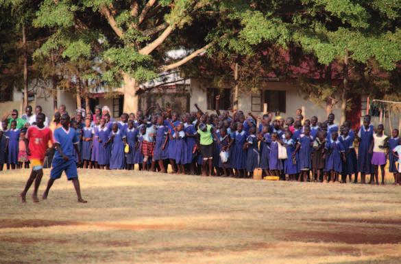 Aktuellt Det finns många skolbarn i Kenya. Här är det sportdag på gång i Atemo grundskola.