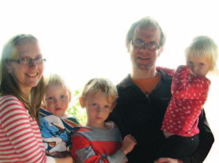 Alf Wallin tillsammans med en del av vattenkommittén för Sumba vattenprojekt.