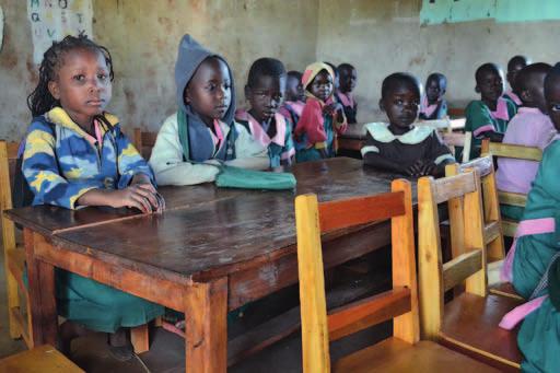 Utdelning av skolmaterial i Kenya Trettio nya barnstolar! Som en del i missionsarbetets utdelning av skolmaterial fick förskolan i Rungu trettio nya stolar i slutet av februari.