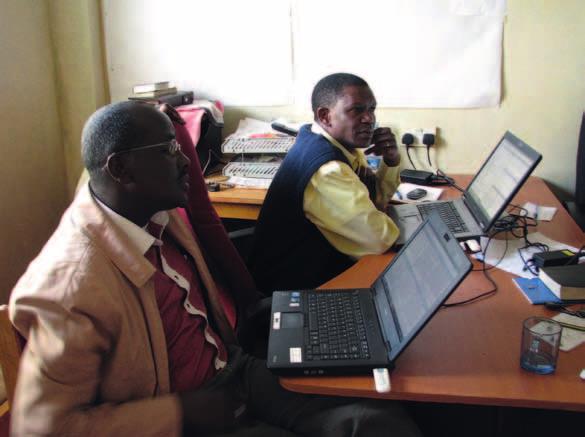David Lebarleyia och Jeremiah Okumu vid datorerna under kontrollen. Foto Anna Dahlbacka centrationsförmåga, att man skall förstå varandra och bön om Guds ledning och välsignelse över arbetet.