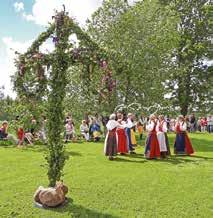 Butiken har alster från flera olika hantverkare och stor sortering av garner. Tips promenad sön dagar juni till augusti. Musik kvällar under sommaren, tors dagar jämn vecka med start v.