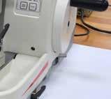 Tryck snittavfallstråget ( "Bild 90 ") framifrån mot mikrotomfundamentet ( "Bild 90 2") tills det fixeras av de två magneterna ( "Bild 90 3") (på framsidan av mikrotomfundament).