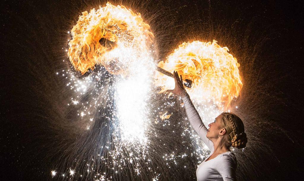 KULTUR ILLUMINA ELDSHOW MED MOMO JORD Illumina är en dansgrupp som skapar passionerade, storslagna eldshower samt vackra högteknologiska ljusshower.