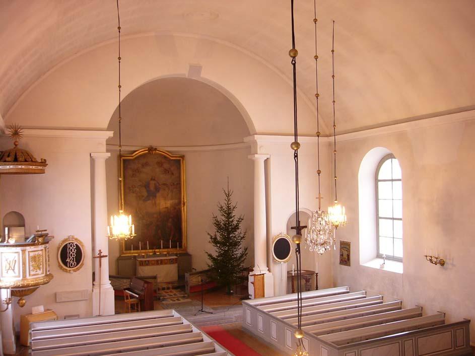Den är liksom bänkinredningen målad i en ljus grå marmorering. Trapporna till läktaren är förlagda mot den södra ytterväggen och är inbyggda med en vitmålad panel mot kyrkorummet.