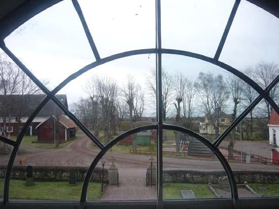 ålderdomlig kyrkomiljö, som vittnar om kyrkplatsens forna betydelse som sockencentrum. Skolbyggnaderna, som fortfarande är i bruk, bidrar starkt till en historisk kontinuitet.