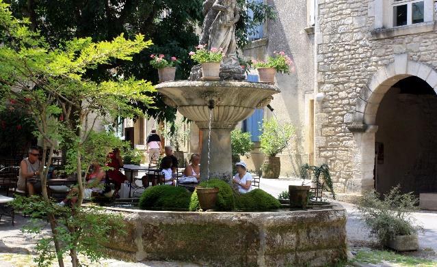 Lätt vandring 10 km Saignon Walkinn Dag 5 Cirkelvandring Buoux Sivergues Fort Buoux Buoux Idag börjar vandringen genom den trollska Aiguebrunravinen.