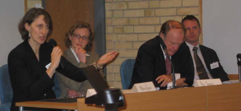 Foto 3. Jaqueline Mc Glade från EEA argumenterar i paneldiskussionen tillsammans med Maria Ågren, SMHI, Per Tegnér, Rymdstyrelsen, och Håkan Wirtén, Skogsstyrelsen.