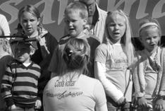 Vi har mycket att berätta om och hoppas att fler barn och familjer ska komma med i vårt arbete. Från scenen blir det sång och musik. Vi genomför också i år en insamling till Världens Barn.