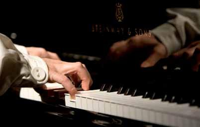 Här finns kurser i bland annat musicerande, musikteori och musikpedagogik. Det är vår förhoppning att du skall hitta någon kurs som motsvarar ditt behov av fortbildning eller lust att lära något nytt.
