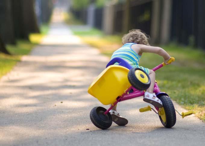 Developmental coordination disorder Kan vi hitta barn med DCD tidigt? Kine Johansen Leg fysioterapeut, specialist i pediatrik, PhD Akademiska barnsjukhuset Barnens rörelsebyrå kine.johansen@kbh.uu.