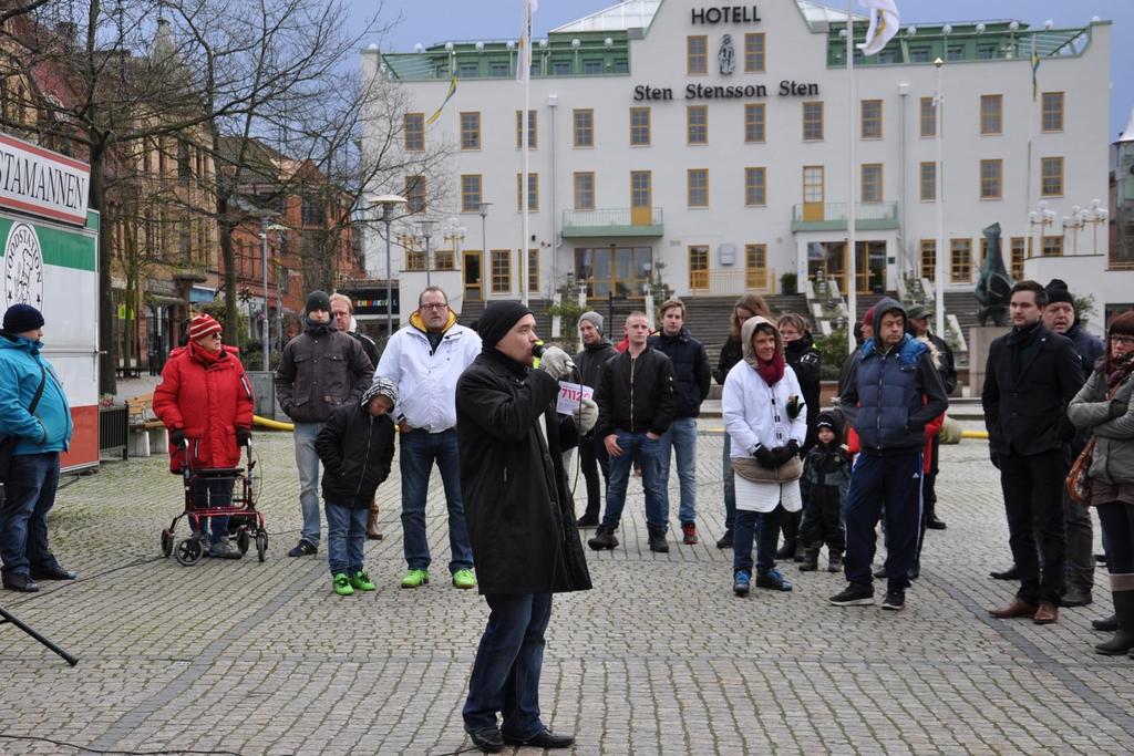 Torgmöte i Eslöv Lördagen den 21 november arrangerade SD Eslöv ett torgmöte på Stora Torget i Eslöv. Speciellt inbjuden talare var Ted Ekeroth.