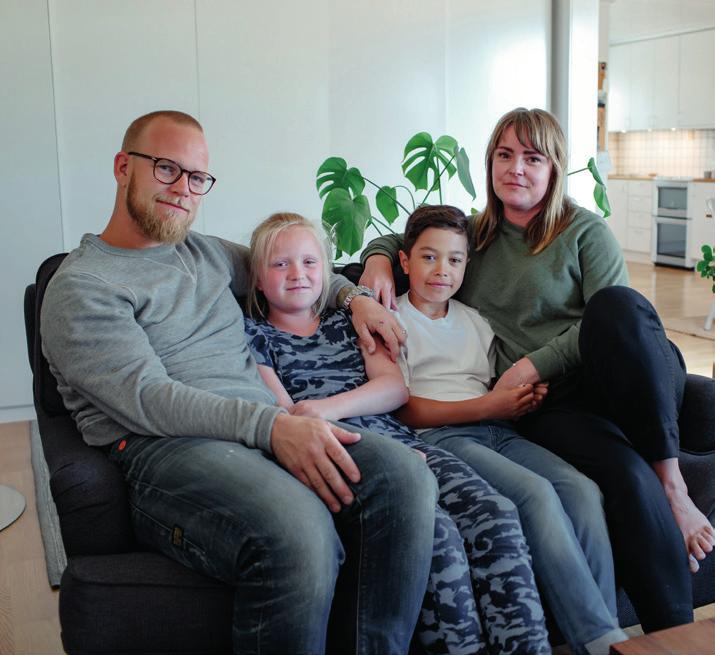 4 H A P P Y H O M ES Familjen Ervids i soffan, Rickard, Nea, Liam och Jessica. H är bor Jessica, Rickard, Liam och Nea. Rickard jobbar som inredningssnickare och Jessica är kock på en förskola.