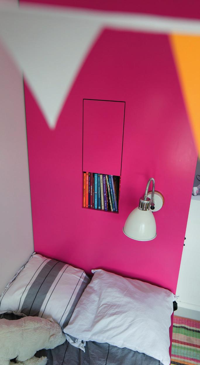 hemma hos Rosa sänggavel, S2060-R20B. Smart med inbyggd förvaring! Tapet Flora, Boråstapeters kollektion Jubileum.