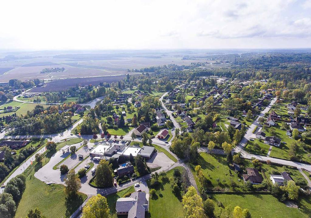 Vintrosa Vintrosa är beläget i Örebro kommun på gränsen till Lekebergs kommun. Under senare år har Vintrosa vuxit samman med grannorten Lanna och således blivit en inofficiell del av Lekebergs kommun.