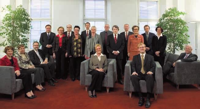 Ledningsgrupper och delegation Ledningsgrupper och delegation Skatteförvaltningens ledningsgrupp Från vänster: Eeva-Riitta Kettunen, Heli Lehtinen (Kari Järvenpääs ställföreträdare), Tauno Kara, Arto