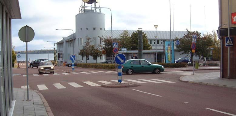 Nygatan-Torggatan Styrmansgatan-Torggatan 1998; Korsningen har byggts om med granitstensbeläggning