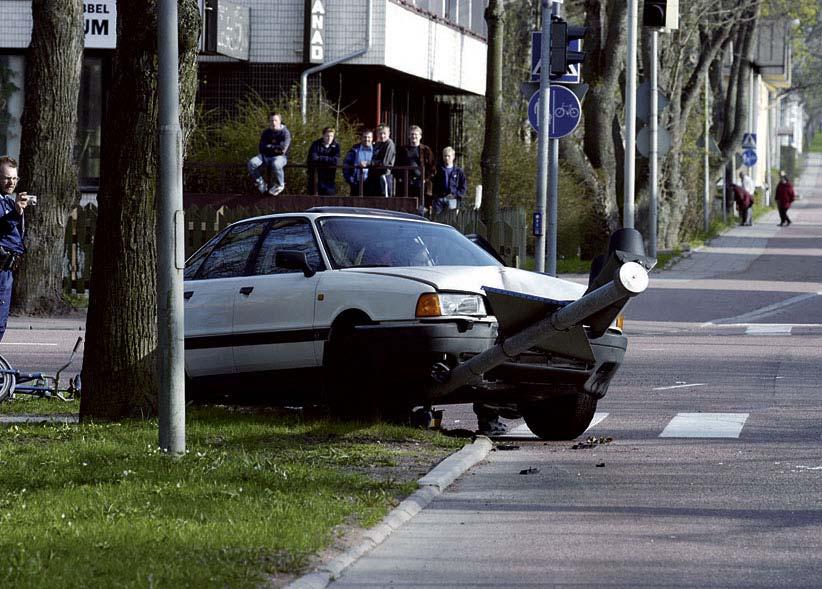 1 Inledning 1.1 Bakgrund 1998 tog Mariehamns Stad fram ett trafiksäkerhetsprogram för staden som ska fungera som ett stöd för genomförande av olycksreducerande och skadeförebyggande åtgärder.