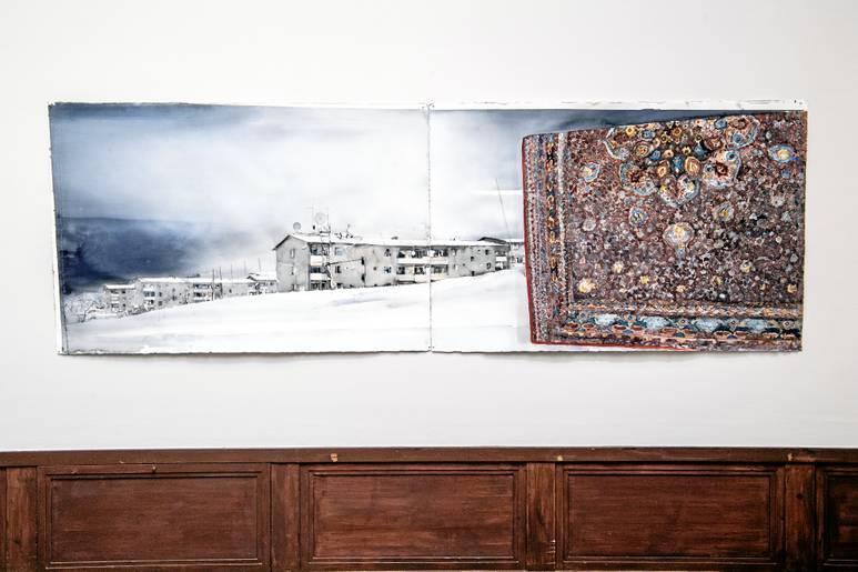 Lerin av. Skakar av sig både den prestigefyllda historien som sitter i konsthallens väggar och sin egen historia. Och börjar jobba. Vända och vrida på ramar.