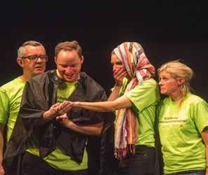Foto: Don Bech Nielsen Västerås Improvisationsteater Västerås Improvisationsteater tar sin första idé och kastar sig ut i vilt improviserade scener. Allt sker i stunden och allt kan hända.