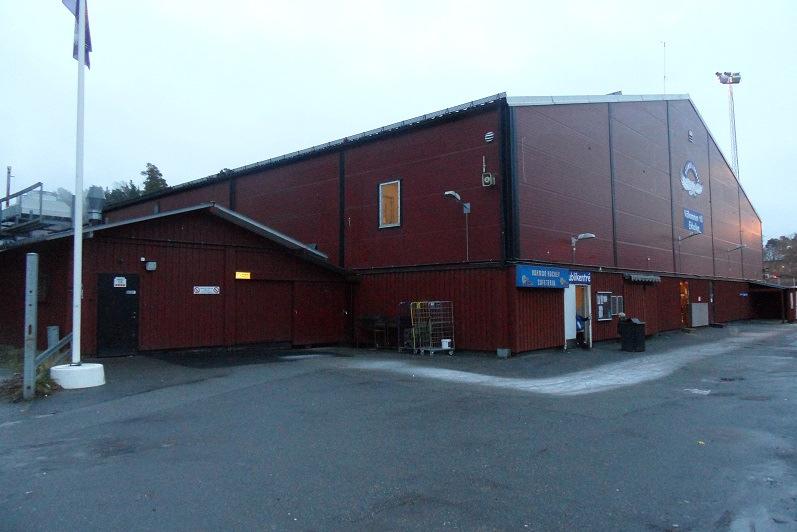 Ösby 1:567 och 1:78 5(17) Den inom området obebyggda delen utgörs av asfalterade ytor mellan anläggningarna, körytor samt bandybanan.