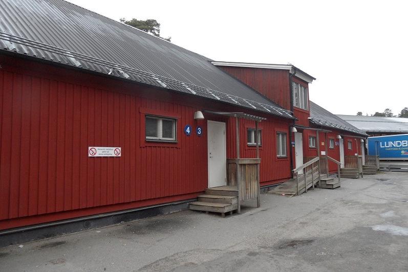 Taket är klätt med plåt och fasaderna av träpanel och plåt. Uppvärmning sker genom vattenaerotemprar i garagedelen och genom elradiatorer i kontoret.