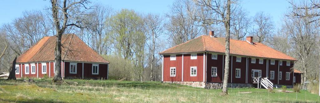 Nybyggnader och tillbyggnader bör anpassas till områdenas kulturmiljö vad gäller placering, skala, material och färgsättning.