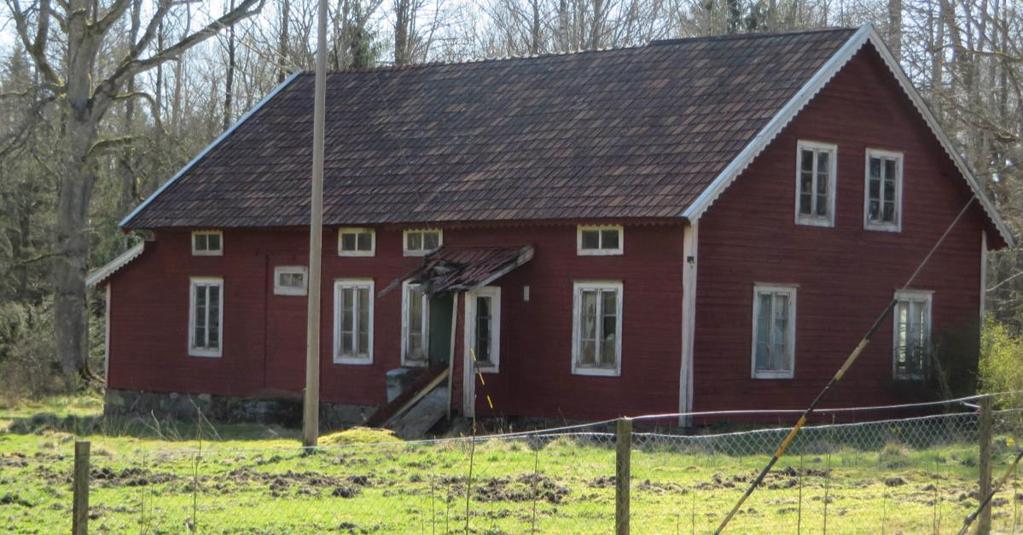 En bevarad, men förfallen arbetarbostad, statarbostad.