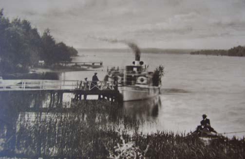 Wålösund-en vågad historia Döm om min förvåning när jag en sommardag 2008 tittade i Waxholmsbolagets turlista och läste följande notis: Hundraårsjubilar: Storholmen har troget trafikerat linjen