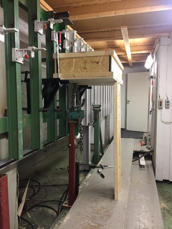 3.5 Laborationsuppställning För provning av kraft F1 ställdes provkroppen med plywoodsidan neråt på upplag med ett c/c avstånd 770 mm.