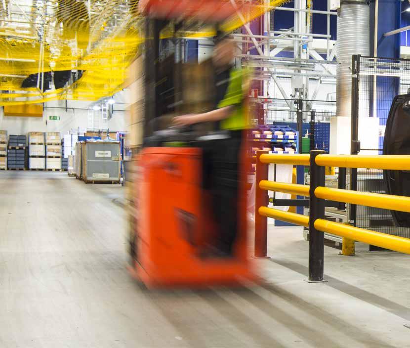 Foto: Ulrik Södergren IAC Group säkrar fabriken med påkörningsskydd Vid IAC Groups produktionsanläggning i Torslanda är det produktion dygnet runt och mycket av de interna transport erna sker med