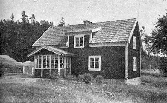 Det nuvarande huset byggdes omkring 1875. Ekonomibyggnaderna uppfördes på 1890-talet. Johan Petter Johansson köpte gården av Nävekvarns bruk.